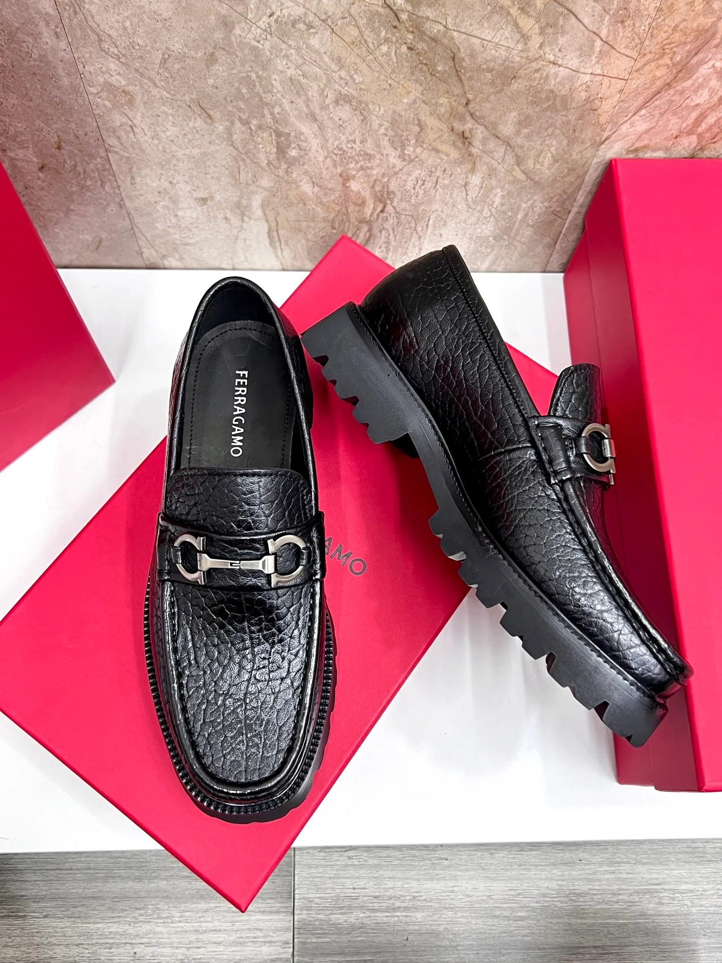 Original quality P580 Brand: Ferragamo Standard size: Men's size 38/44 (45.46 can be customized) Grade: Same style as the official website High-quality men's shoes Material: Customized first-layer calfskin with water-dyed cowhide lining Cowhide tiptoe Original non-slip and wear-resistant rubber outsole Style category: Men's formal business leather shoes are young and fashionable European and American trends British style Casual matching and comfortable feet Color: actual picture